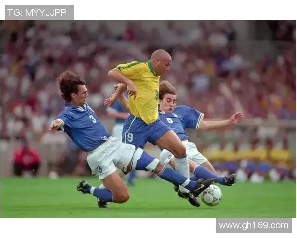 足球驼背球星的奋斗历程与传奇故事:从困境中崛起的足球巨星